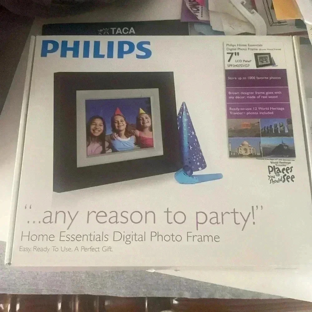 Philips 7 inch home essentials digital photo frame.